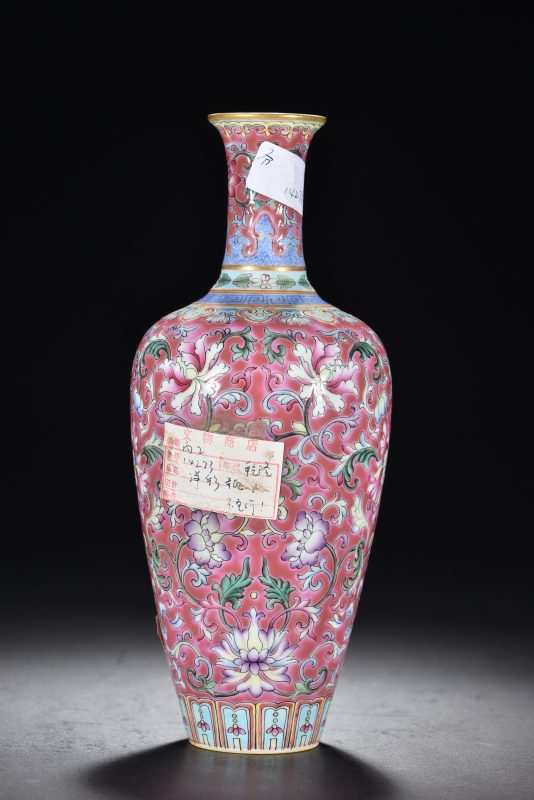 清 胭脂地粉彩缠枝花卉纹瓶 - 图4