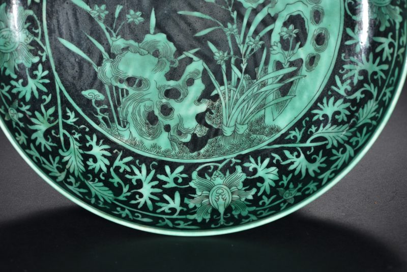 清 粉青釉暗刻海水螭龙纹莱菔尊 - 图4