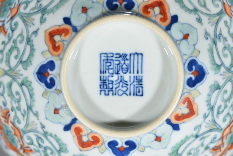 清 青花夔凤纹贯耳瓶 - 图8