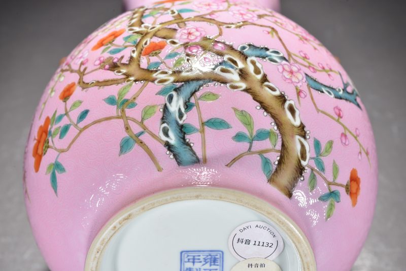 清 粉地轧道粉彩开光花鸟双耳尊 - 图9
