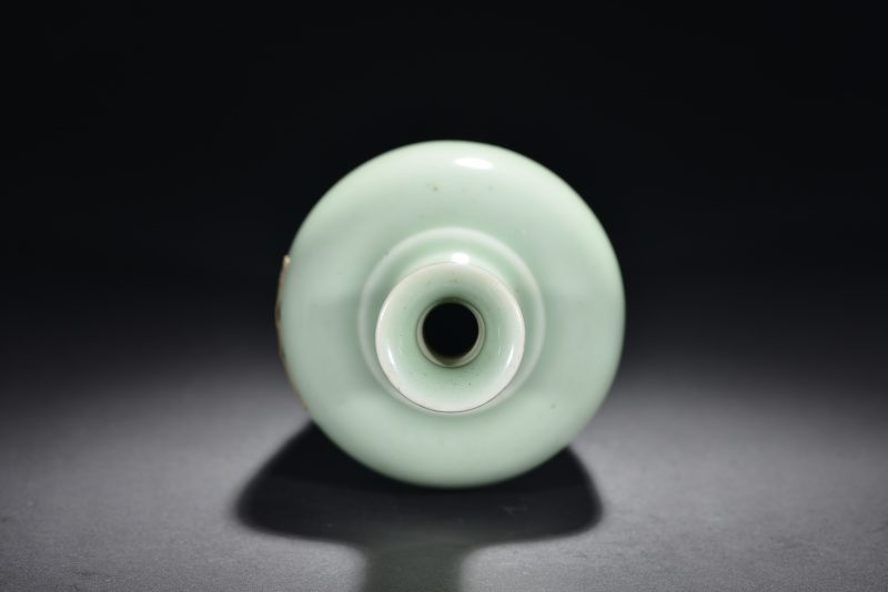 清 粉青釉暗刻海水螭龙纹莱菔尊 - 图8