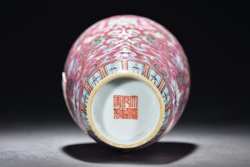 清 胭脂地粉彩缠枝花卉纹瓶 - 图5