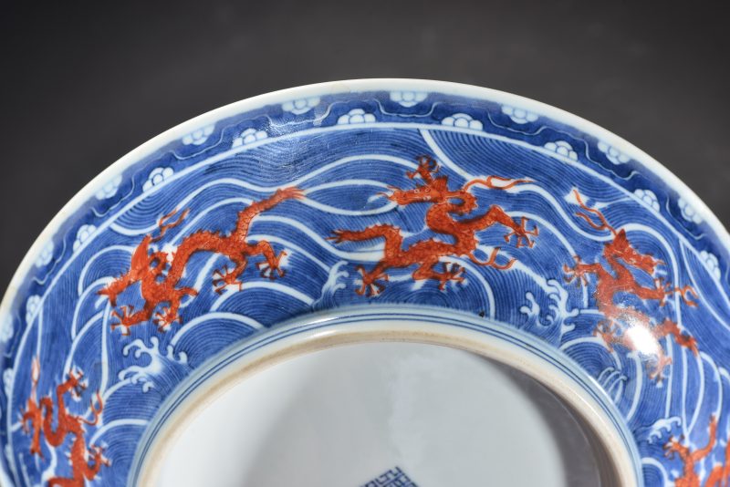 清 青花矾红海水龙纹盘 - 图8