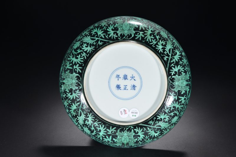 清 粉青釉暗刻海水螭龙纹莱菔尊 - 图5
