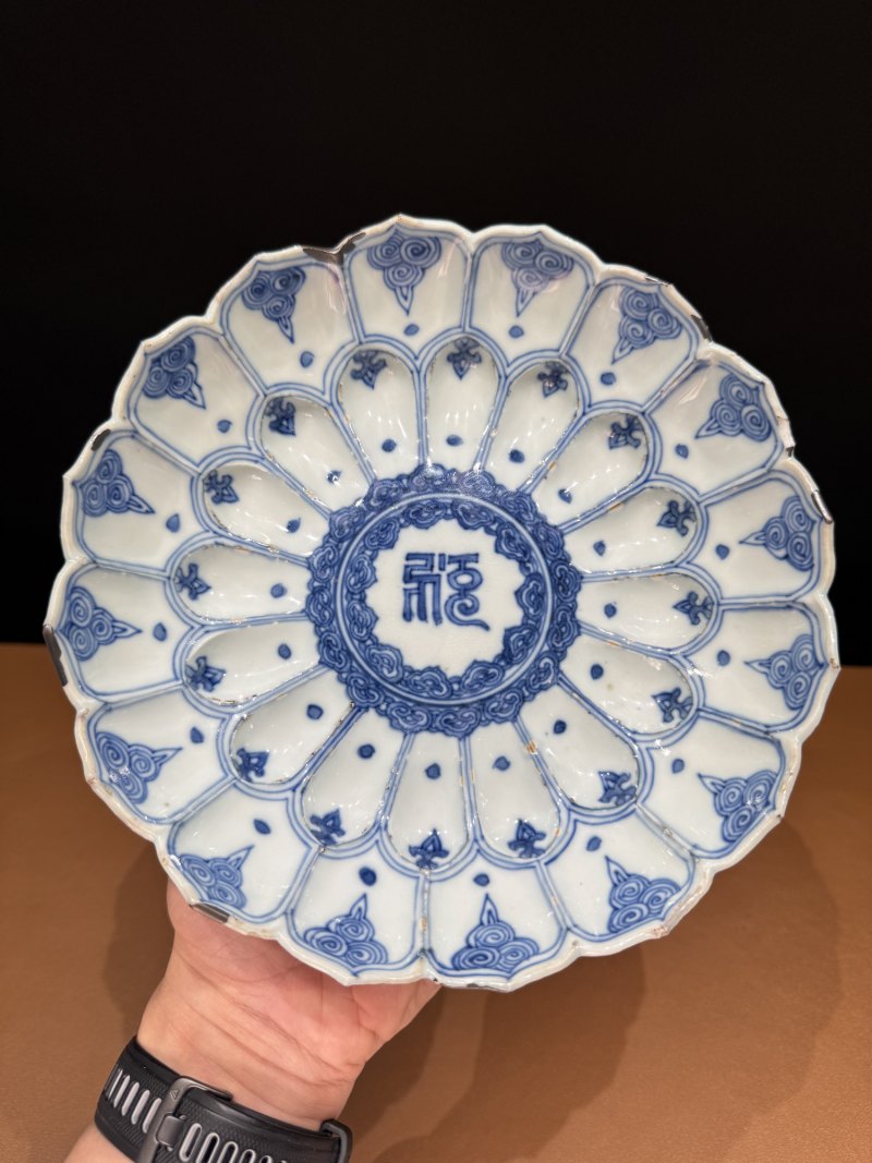 明万历 青花梵文莲瓣盘 - 图6