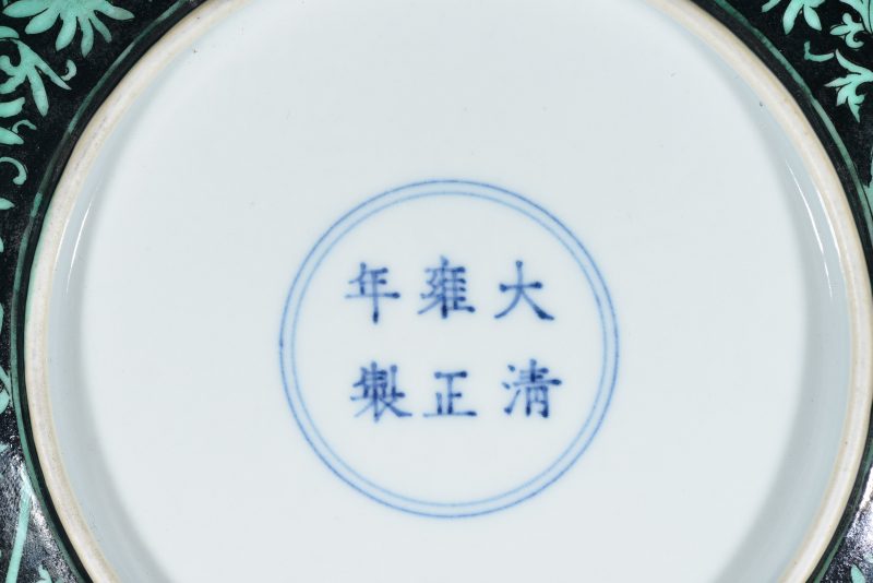 清 粉青釉暗刻海水螭龙纹莱菔尊 - 图6