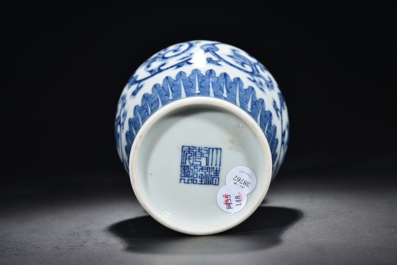 清 青花缠枝花卉纹双耳瓶 - 图5