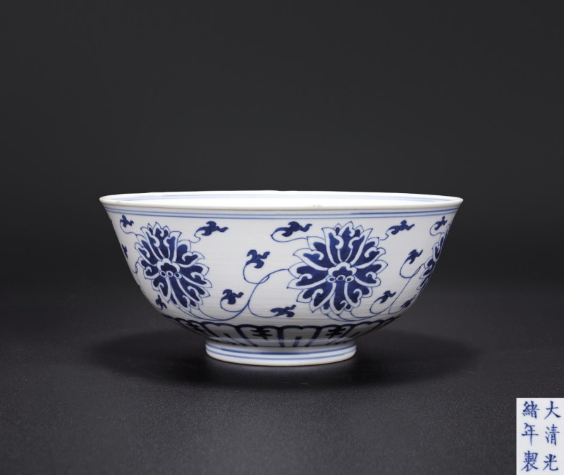 青花花卉纹碗