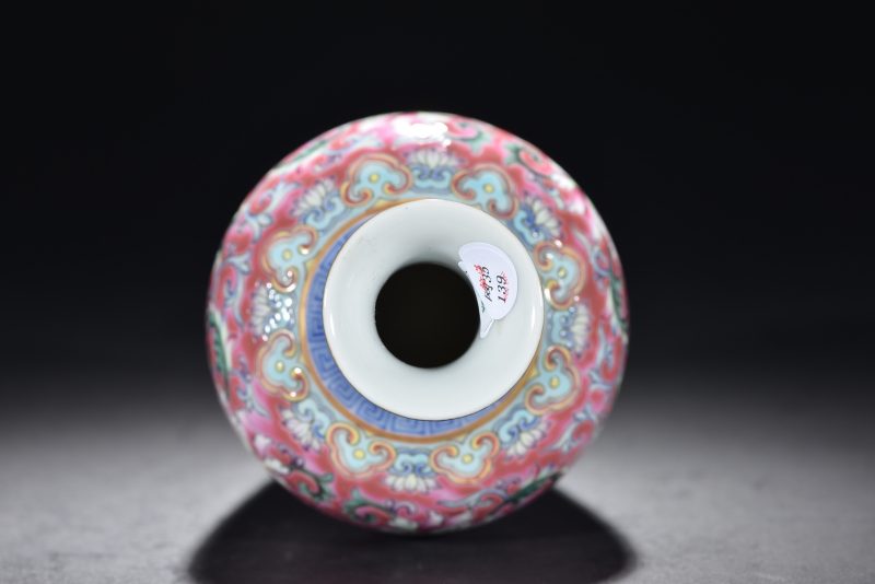 清 胭脂地粉彩缠枝花卉纹瓶 - 图7