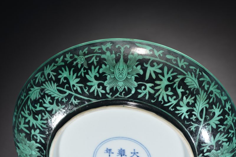 清 粉青釉暗刻海水螭龙纹莱菔尊 - 图7