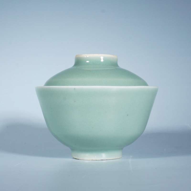 清嘉庆豆青釉内青花盖碗