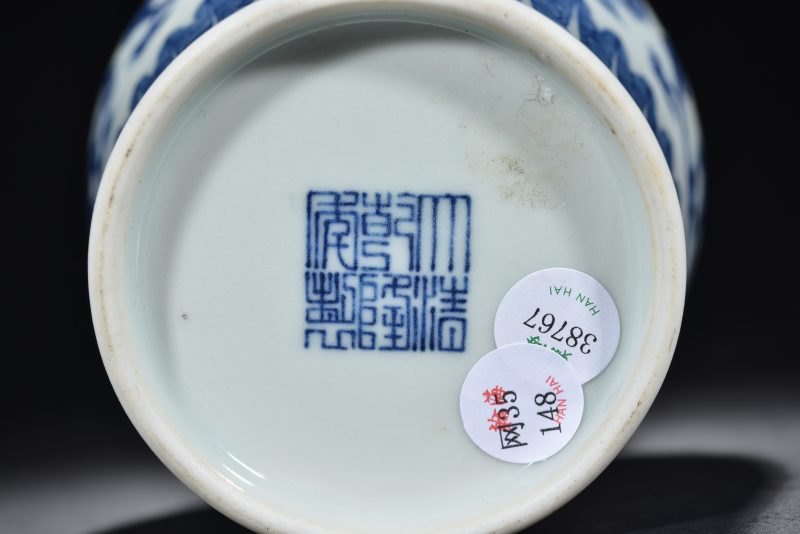 清 青花缠枝花卉纹双耳瓶 - 图6