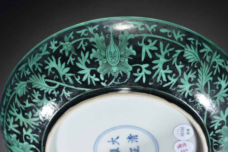 清 粉青釉暗刻海水螭龙纹莱菔尊 - 图8