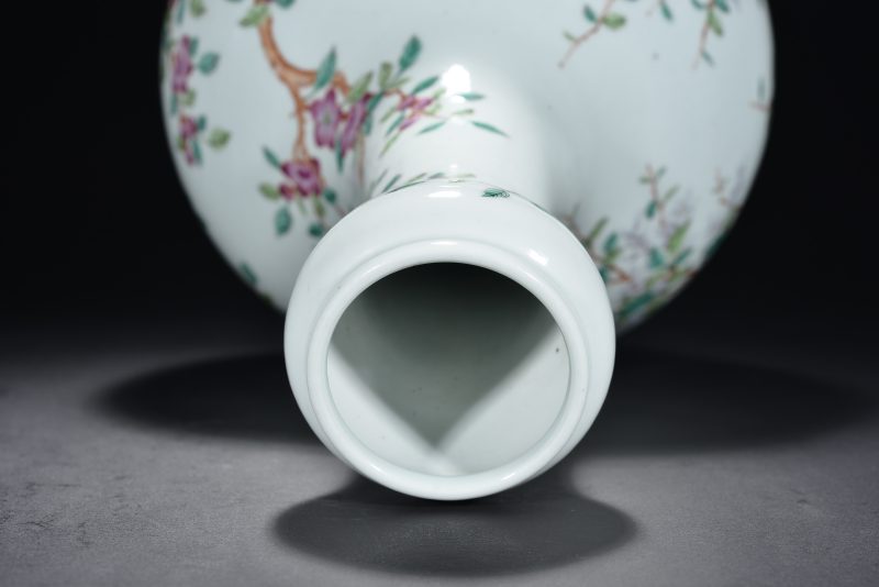 清 粉彩花鸟纹蒜头瓶 - 图3