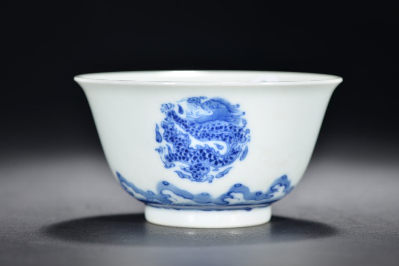 清 青花团龙纹杯 - 图2