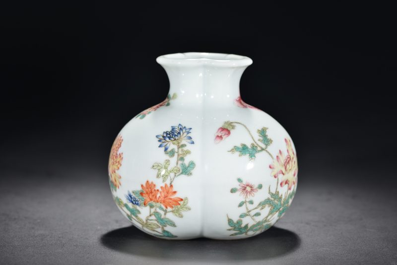 清 粉彩花卉纹石榴尊 - 图4