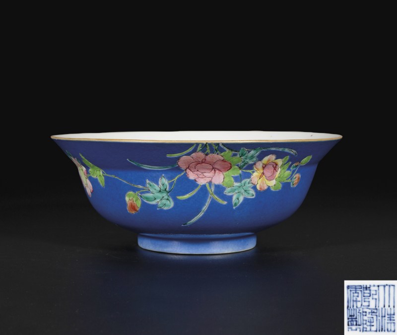 蓝地花卉折沿碗
