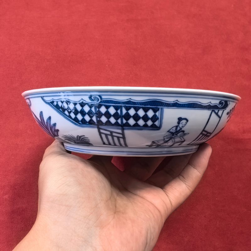 清晚期 青花内松竹梅外庭院仕女图盘 - 图7