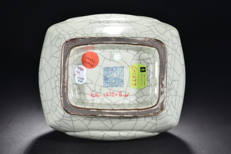 清 仿哥釉杏圆贯耳瓶 - 图6