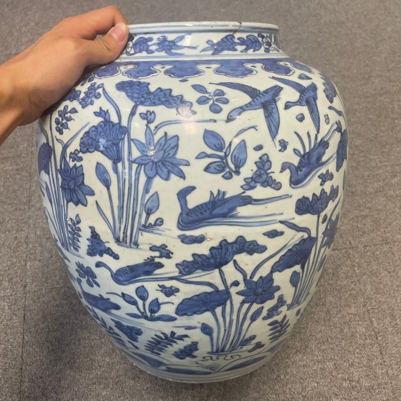 明万历 青花荷塘清趣图大盖罐 - 图9