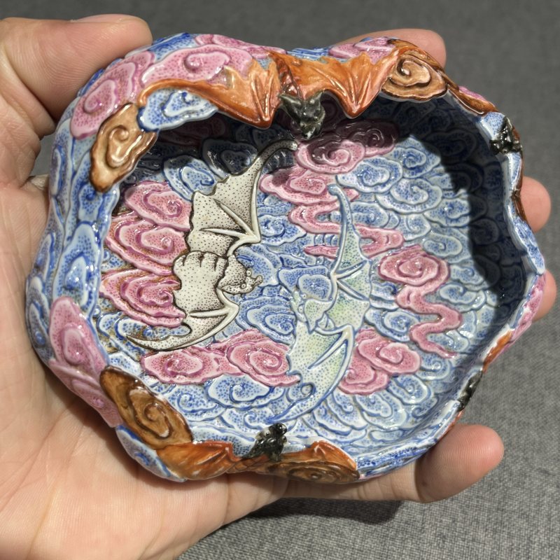 清中期粉彩浮雕云蝠纹花口洗 - 图6
