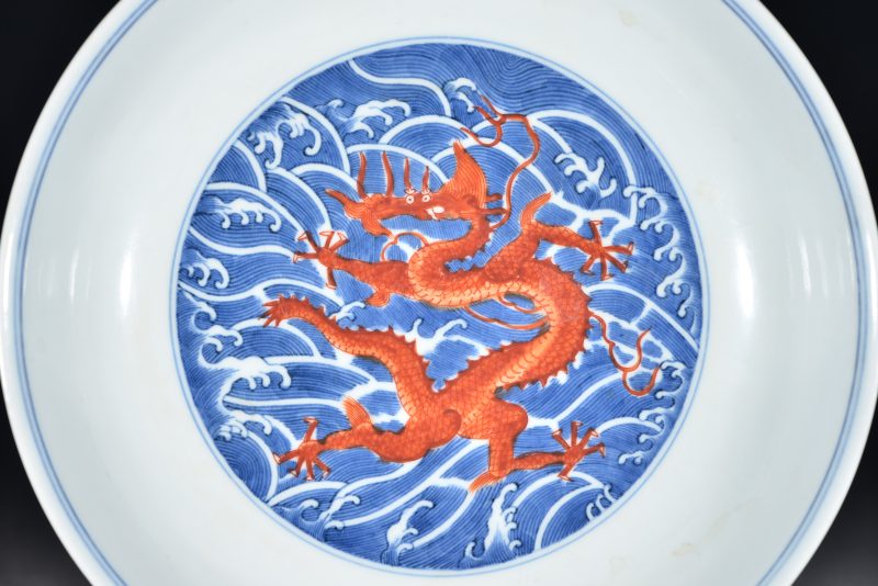 清 青花矾红海水龙纹盘 - 图2