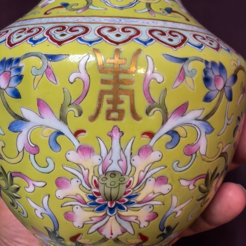 民国 黄地粉彩缠枝花卉纹双耳瓶一对 - 图9