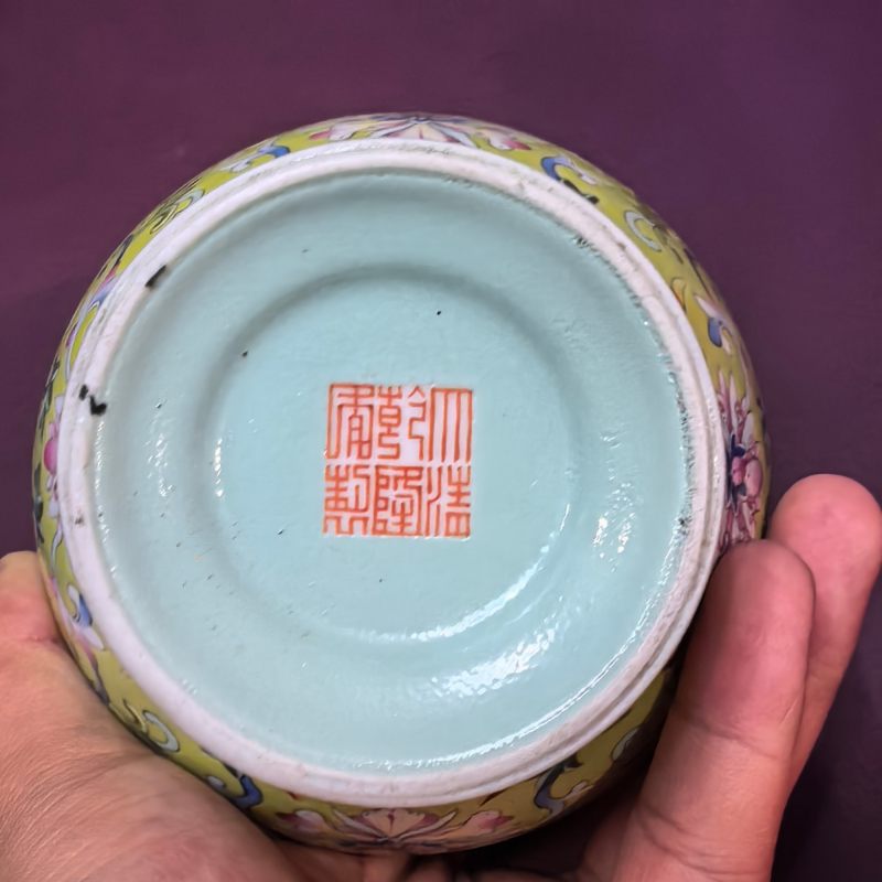 民国 黄地粉彩缠枝花卉纹双耳瓶一对 - 图10