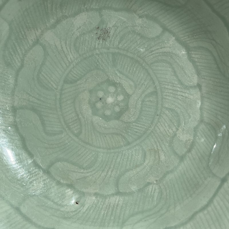 清乾隆豆青釉暗刻莲纹花口盘 - 图5
