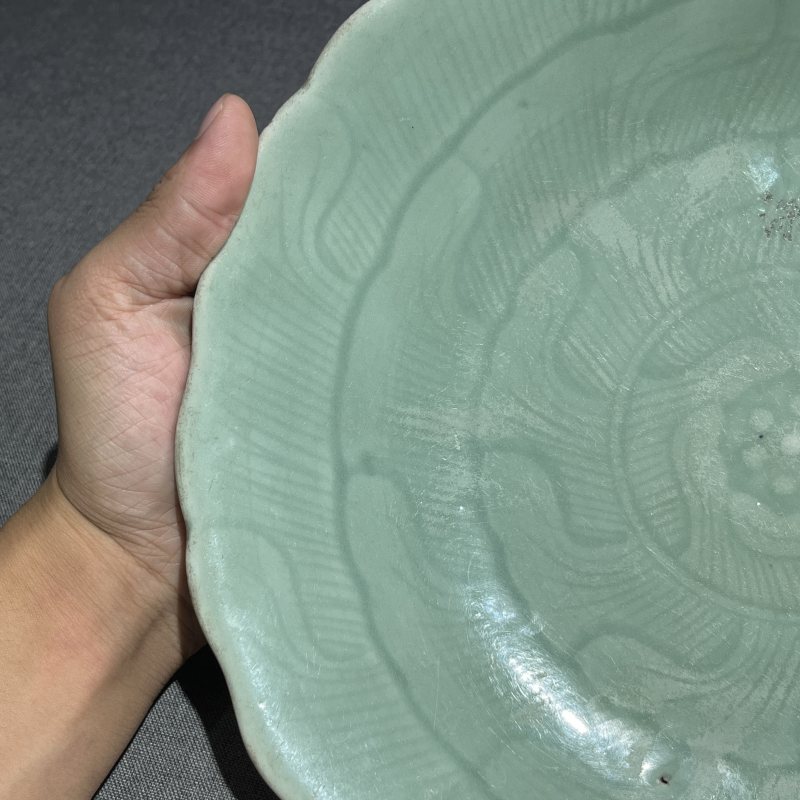 清乾隆豆青釉暗刻莲纹花口盘 - 图6