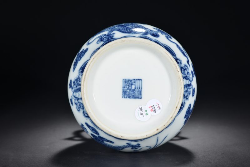 清 斗彩暗八宝折沿盘 - 图5