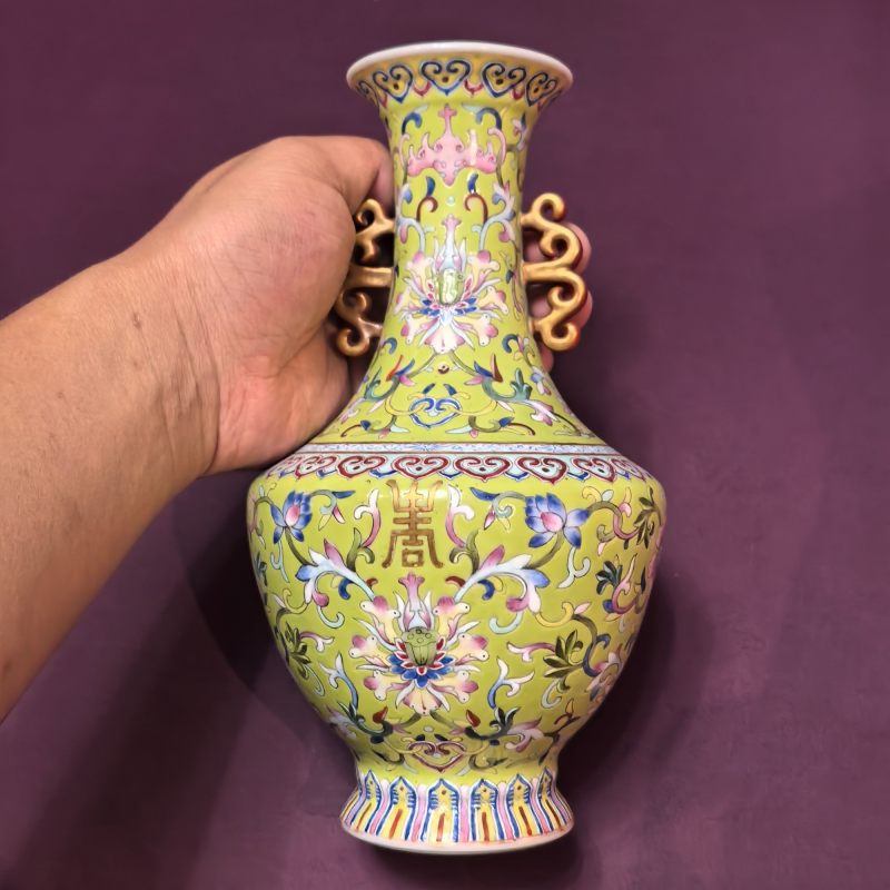 民国 黄地粉彩缠枝花卉纹双耳瓶一对 - 图12
