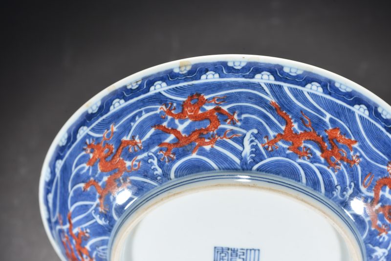 清 青花矾红海水龙纹盘 - 图5