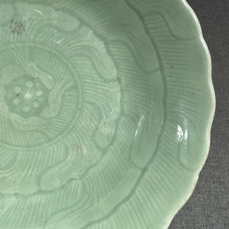 清乾隆豆青釉暗刻莲纹花口盘 - 图7