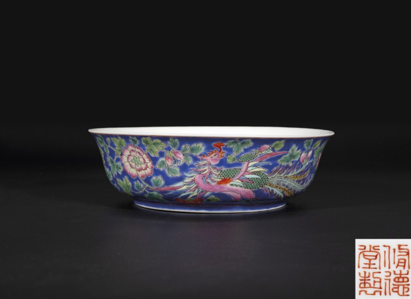 蓝地凤穿花卉纹碗