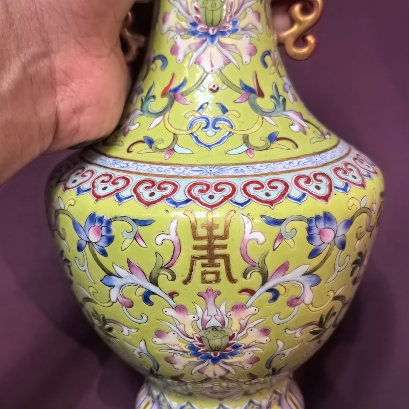 民国 黄地粉彩缠枝花卉纹双耳瓶一对 - 图13