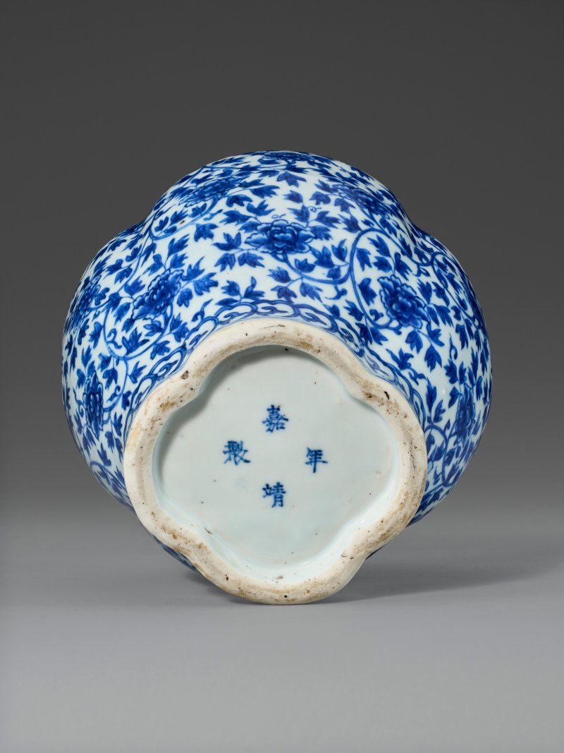明嘉靖 青花福壽瓜棱蓋罐 四字楷書款  JIAJING FOUR-CHARACTER MARK IN UNDERGLAZE BLUE AND OF THE PERIOD (1522-1566) - 图3