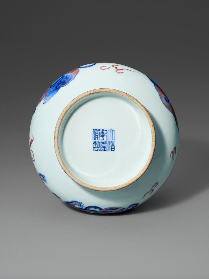 清乾隆 青花釉裏紅獅戲繡球紋蒜頭瓶 六字篆書款  QIANLONG SEAL MARK IN UNDERGLAZE BLUE AND OF THE PERIOD (1736-1795) - 图4