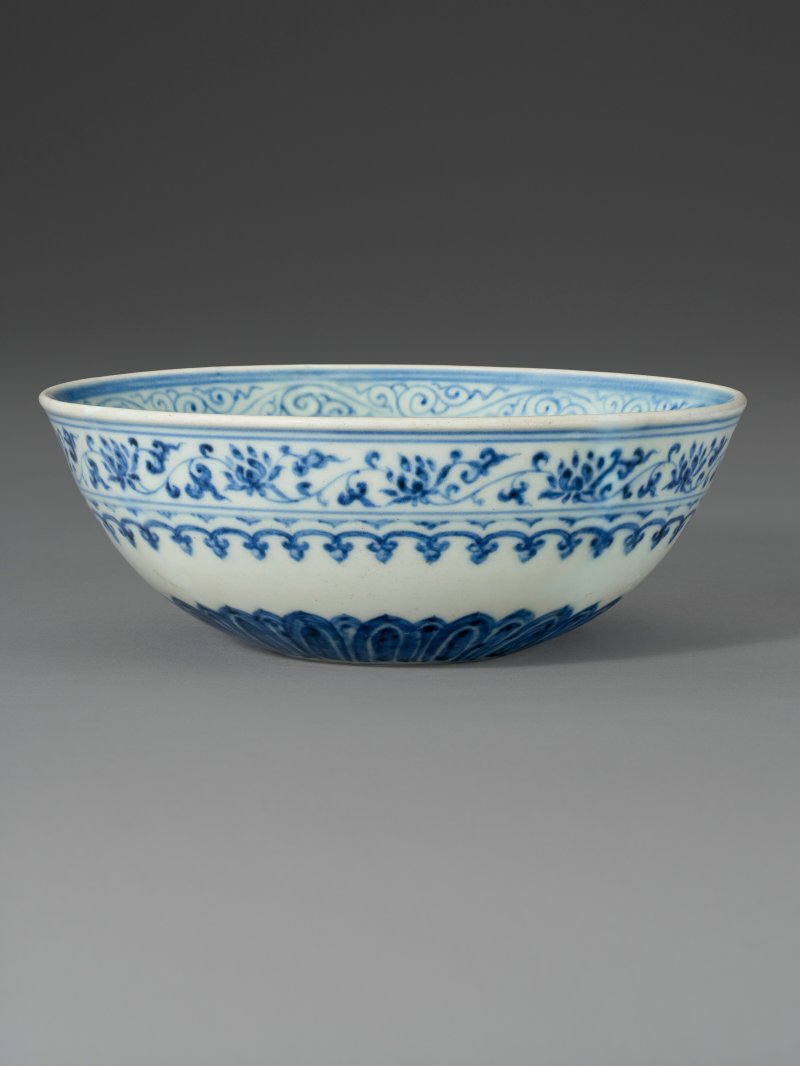 明宣德 青花饅頭心盌 雙圈六字楷書款  XUANDE SIX-CHARACTER MARK IN UNDERGLAZE BLUE WITHIN A DOUBLE CIRCLE AND OF THE PERIOD (1426-1435) - 图1