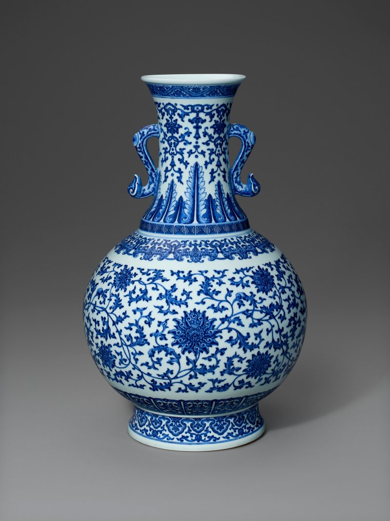清乾隆 青花如意耳纏枝蓮紋瓶 六字篆書款  QIANLONG SEAL MARK IN UNDERGLAZE BLUE AND OF THE PERIOD (1736-1795) - 图1