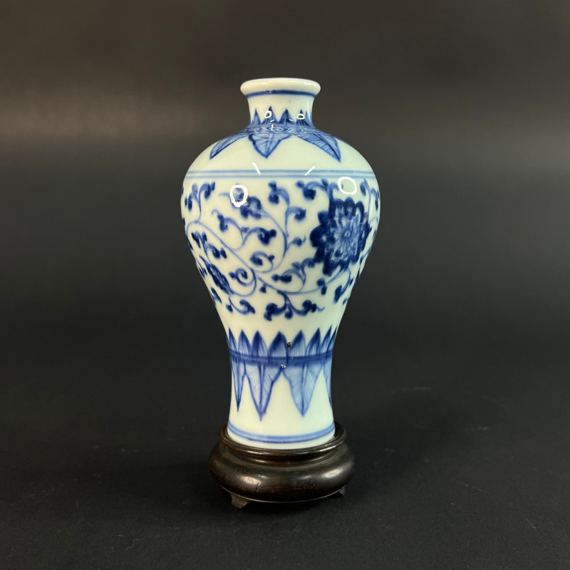 清雍正 青花缠枝莲纹梅瓶（带座） - 图2