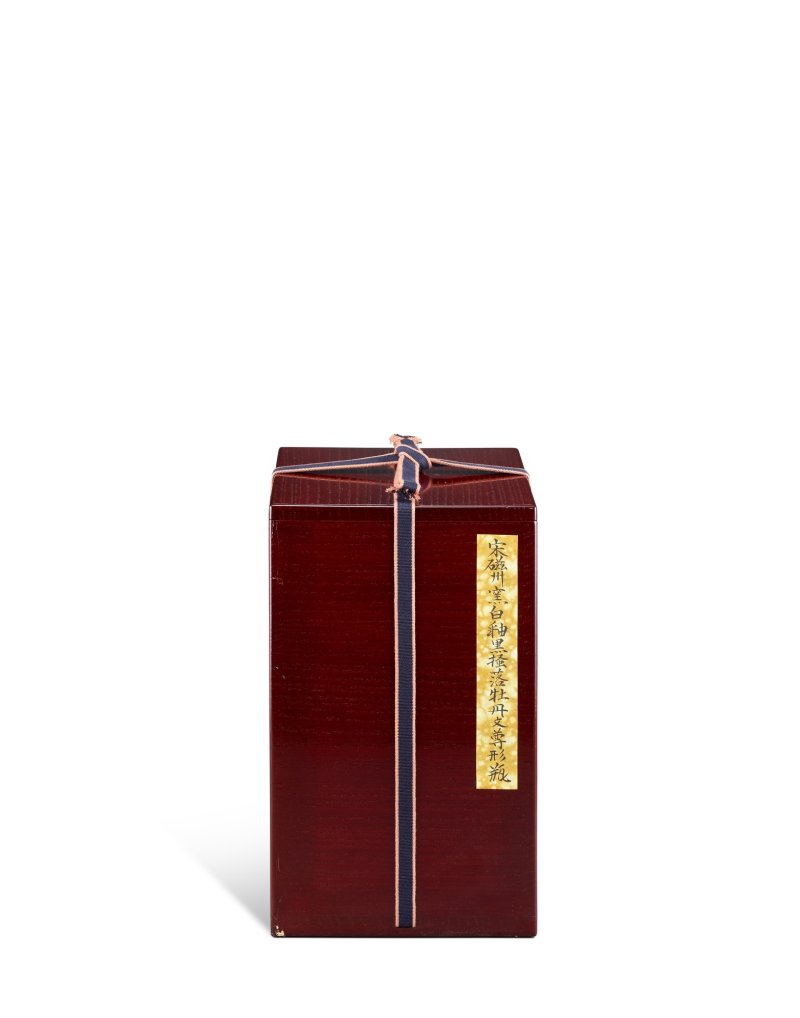 A rare Cizhou sgraffiato 'peony' vase, Northern Song dynasty | 北宋　磁州白地剔黑彩牡丹紋撇口瓶 - 图3