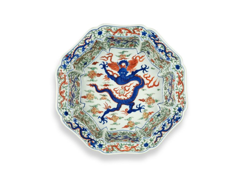 A fine and rare wucai ‘dragon’ lobed basin, Mark and period of Wanli | 明萬曆　五彩龍紋葵花式折沿盆　《大明萬曆年製》款 - 图1