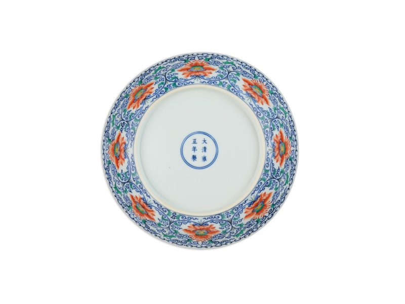 A fine doucai ‘lotus’ dish, Mark and period of Yongzheng | 清雍正　鬪彩纏枝番蓮紋盤　《大清雍正年製》款 - 图2