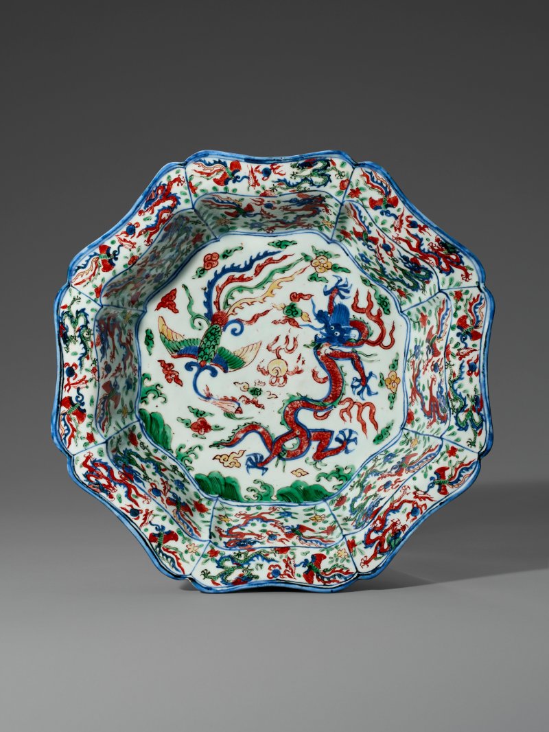 明萬曆 五彩龍鳳紋八方折沿盆 雙圈六字楷書款  WANLI SIX-CHARACTER MARK IN UNDERGLAZE BLUE WITHIN A DOUBLE CIRCLE AND OF THE PERIOD (1573-1620) - 图1