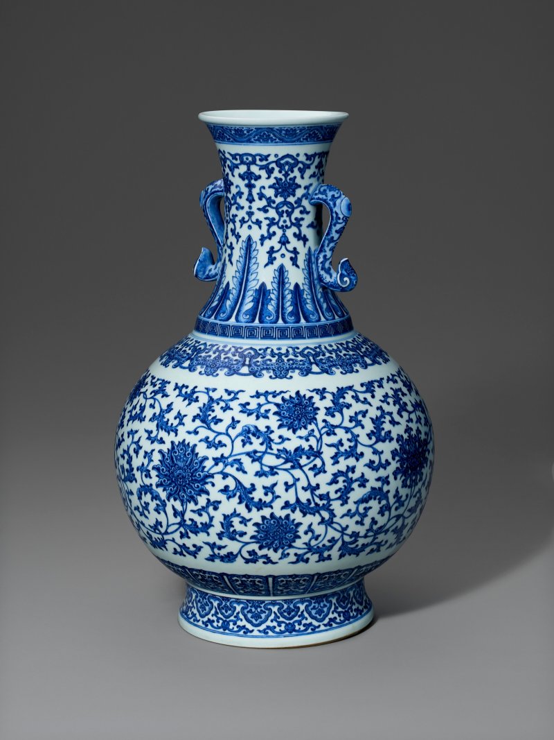 清乾隆 青花如意耳纏枝蓮紋瓶 六字篆書款  QIANLONG SEAL MARK IN UNDERGLAZE BLUE AND OF THE PERIOD (1736-1795) - 图2