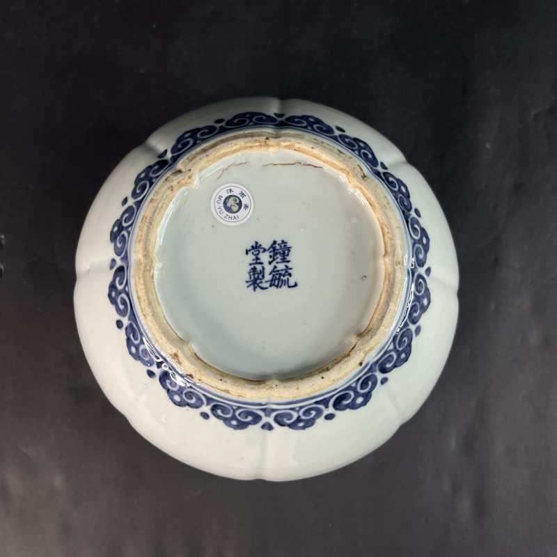 清康熙 钟毓堂制青花如意纹瓜棱罐 - 图6