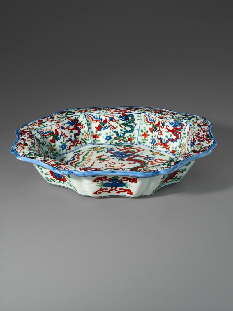 明萬曆 五彩龍鳳紋八方折沿盆 雙圈六字楷書款  WANLI SIX-CHARACTER MARK IN UNDERGLAZE BLUE WITHIN A DOUBLE CIRCLE AND OF THE PERIOD (1573-1620) - 图2