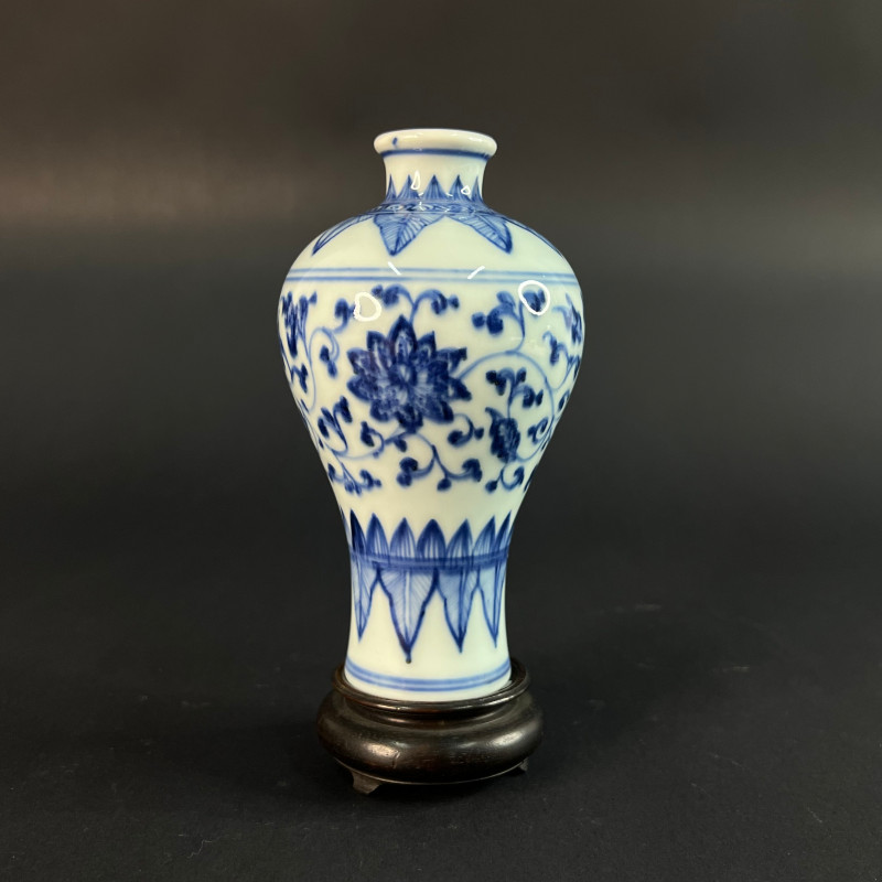 清雍正 青花缠枝莲纹梅瓶（带座） - 图3