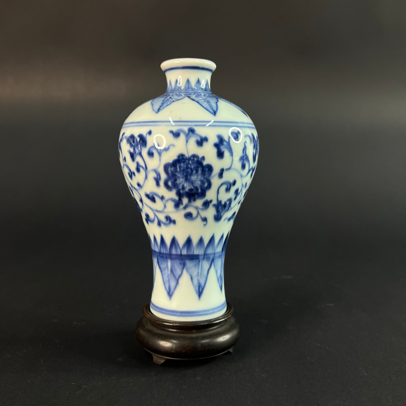 清雍正 青花缠枝莲纹梅瓶（带座） - 图1